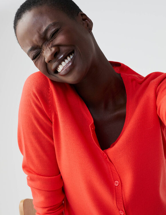 Cardigan boutonné col rond uni, toucher doux (rouge) Cardigan boutonné col rond uni, toucher doux (rouge)